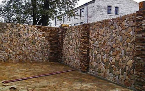 Каменный забор высотой 3 метра в Москве